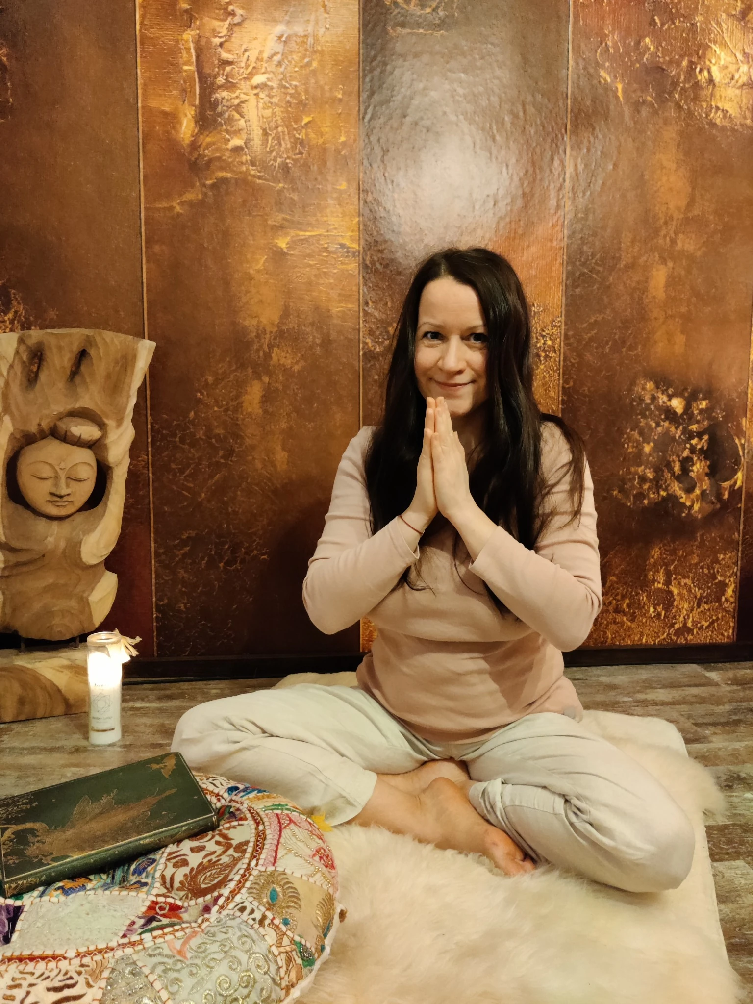 Vivien Witte beim Yoga in ruhiger Sitzhaltung